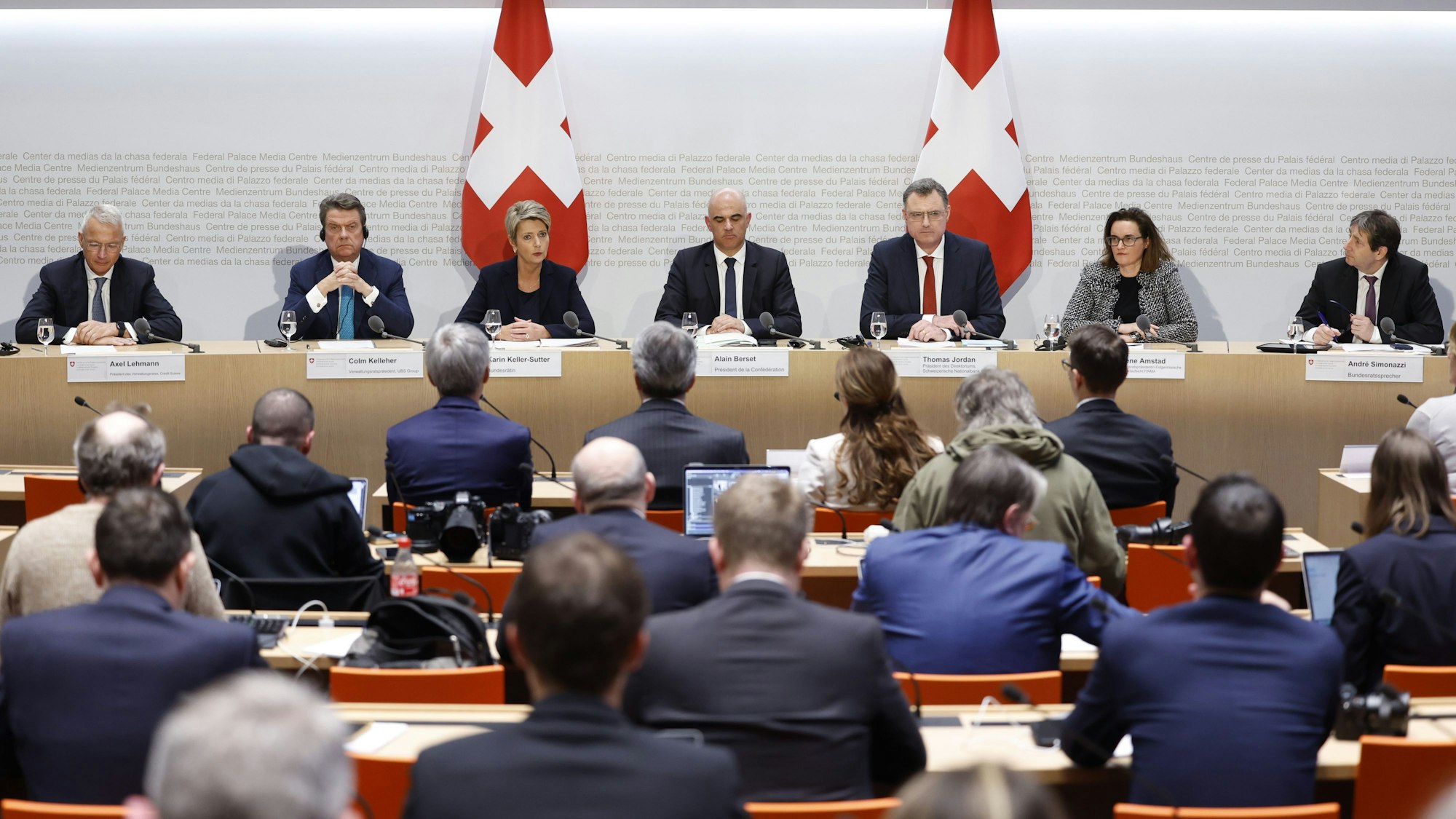 Pressekonferenz am späten Sonntagabend (von links nach rechts): Axel Lehmann (l-r), Präsident der Credit Suisse, Colm Kelleher, Präsident der UBS, Karin Keller-Sutter, Finanzministerin der Schweiz, Alain Berset, Bundespräsident der Schweiz, Thomas Jordan, Präsident der Schweizerischen Nationalbank, Marlene Amstad, Präsidentin der Finanzaufsicht (Finma) und Andre Simonazzi, Kommunikationschef der Schweizer Regierung.