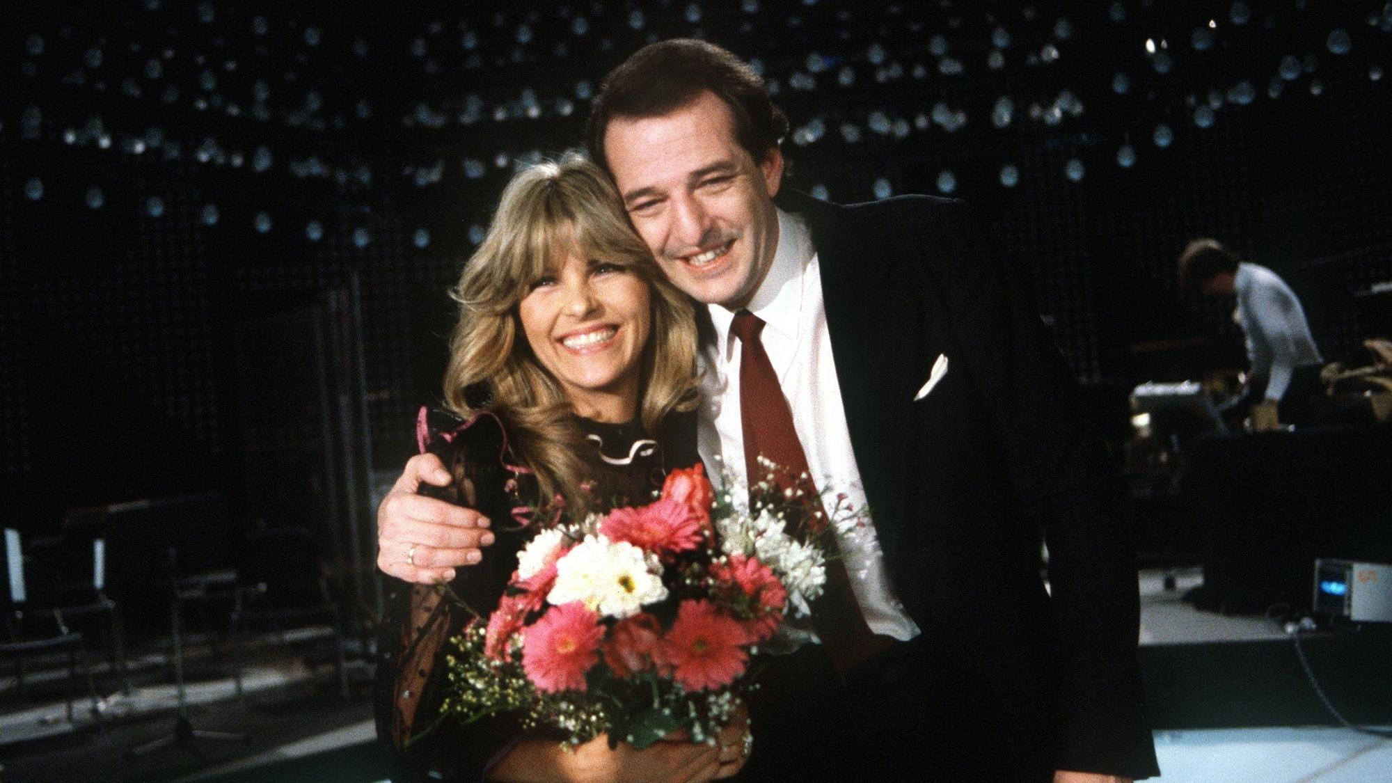 Ralph Siegel freut sich mit Lena Valaitis 1981 über ihren Sieg bei der deutschen Vorentscheidung zum Grand Prix d'Eurovision de la Chanson, den sie mit dem Siegel-Titel „Johnny Blue“ errang. Bei der Entausscheidung in Dublin belegte sie Platz zwei.