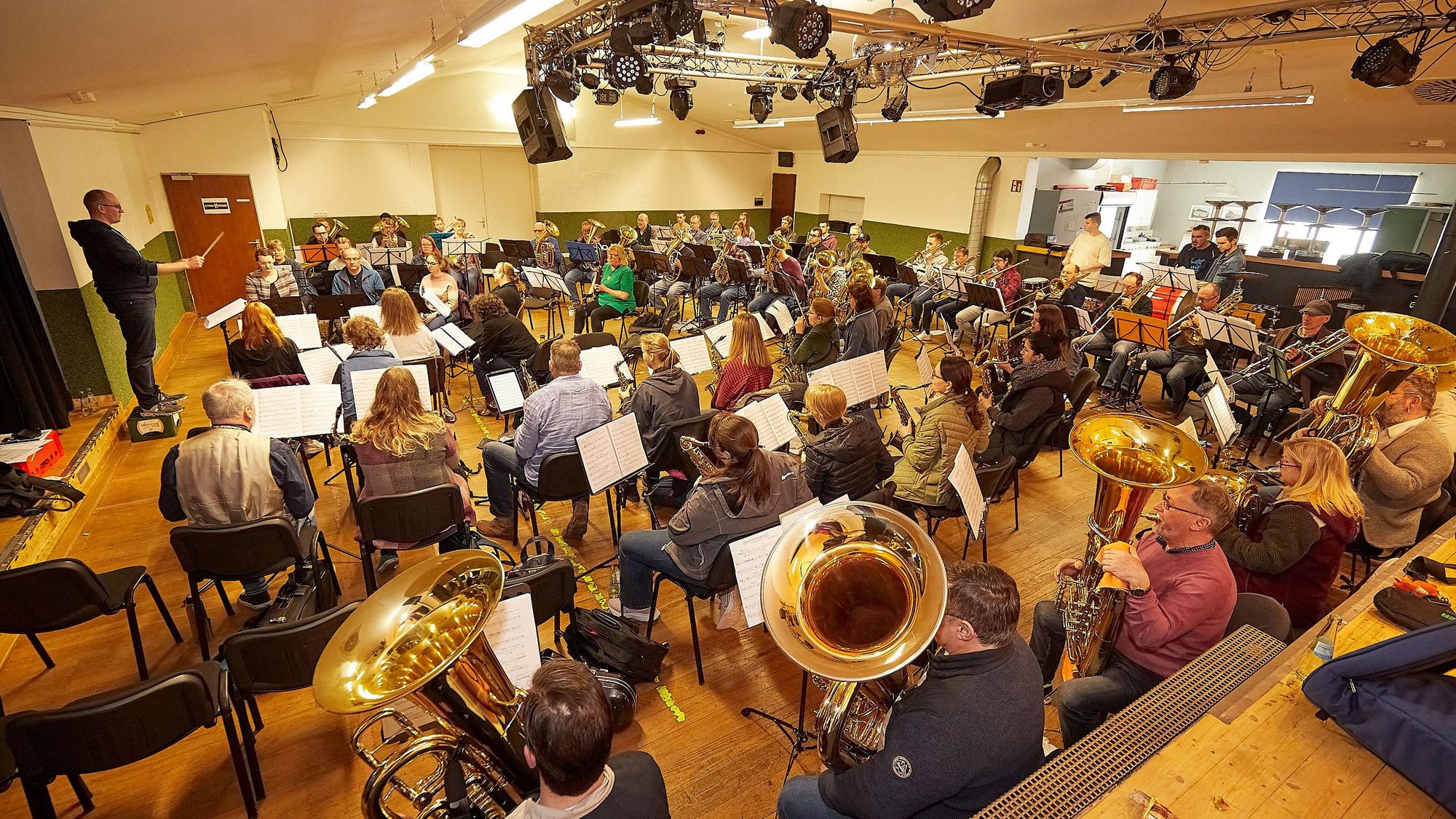 Das Orchester probt in einem Raum.