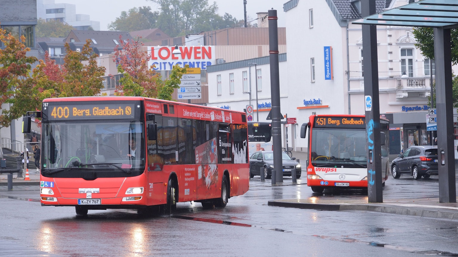 Zwei Busse fahren hintereinander.