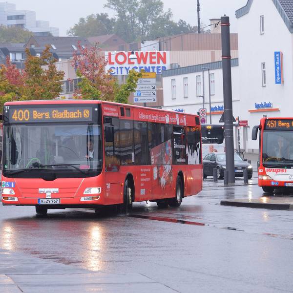 Zwei Busse rangieren am Busbahnhof in der Stadtmitte Bergisch Gladbach.