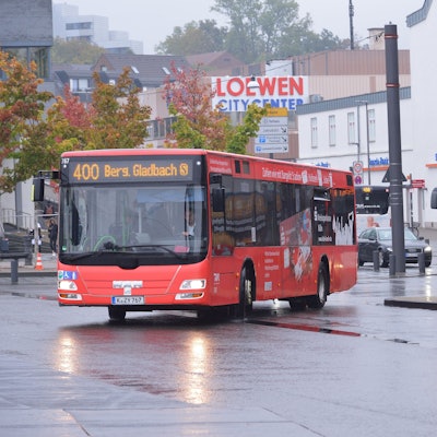 Busse fahren in den Busbahnhof ein.
