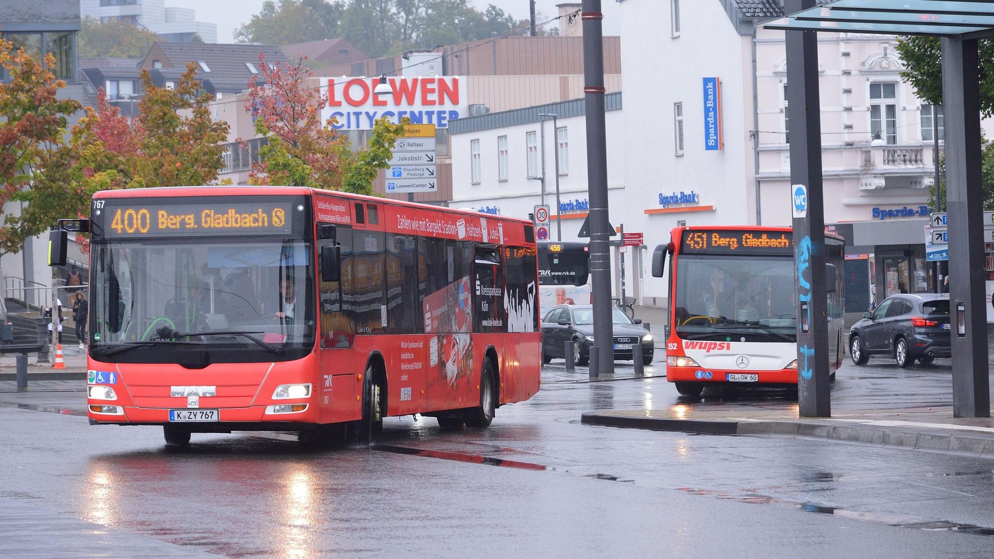 Zwei Busse fahren hintereinander.
