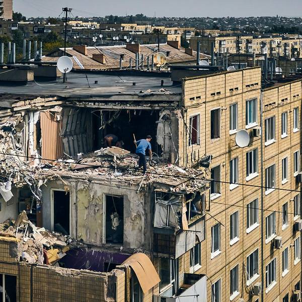Ukraine, Nikopol: Ein Mann reinigt eine nach russischem Beschuss zerstörte Wohnung.