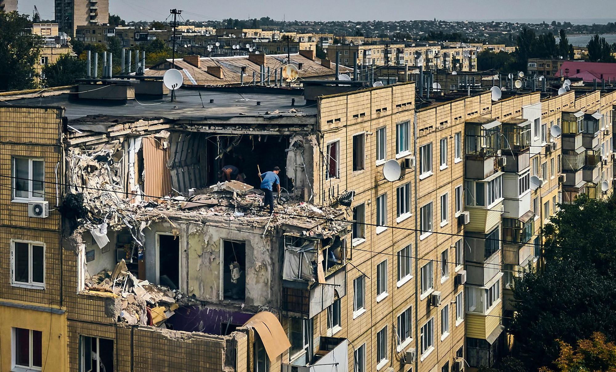 Ukraine, Nikopol: Ein Mann reinigt eine nach russischem Beschuss zerstörte Wohnung.