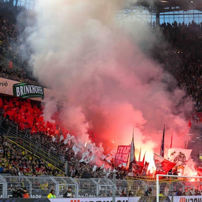 Kölner Fans zünden Pyrotechnik im Dortmunder Signal Iduna Park.