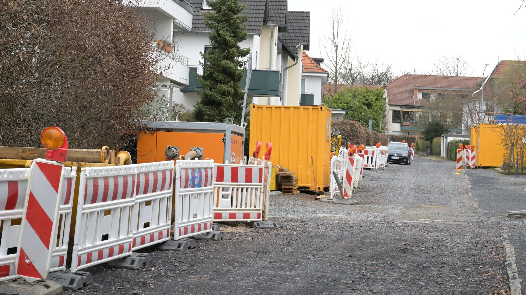Absperrungen und Container am Rand der Tulpenstraße in Frankenforst.