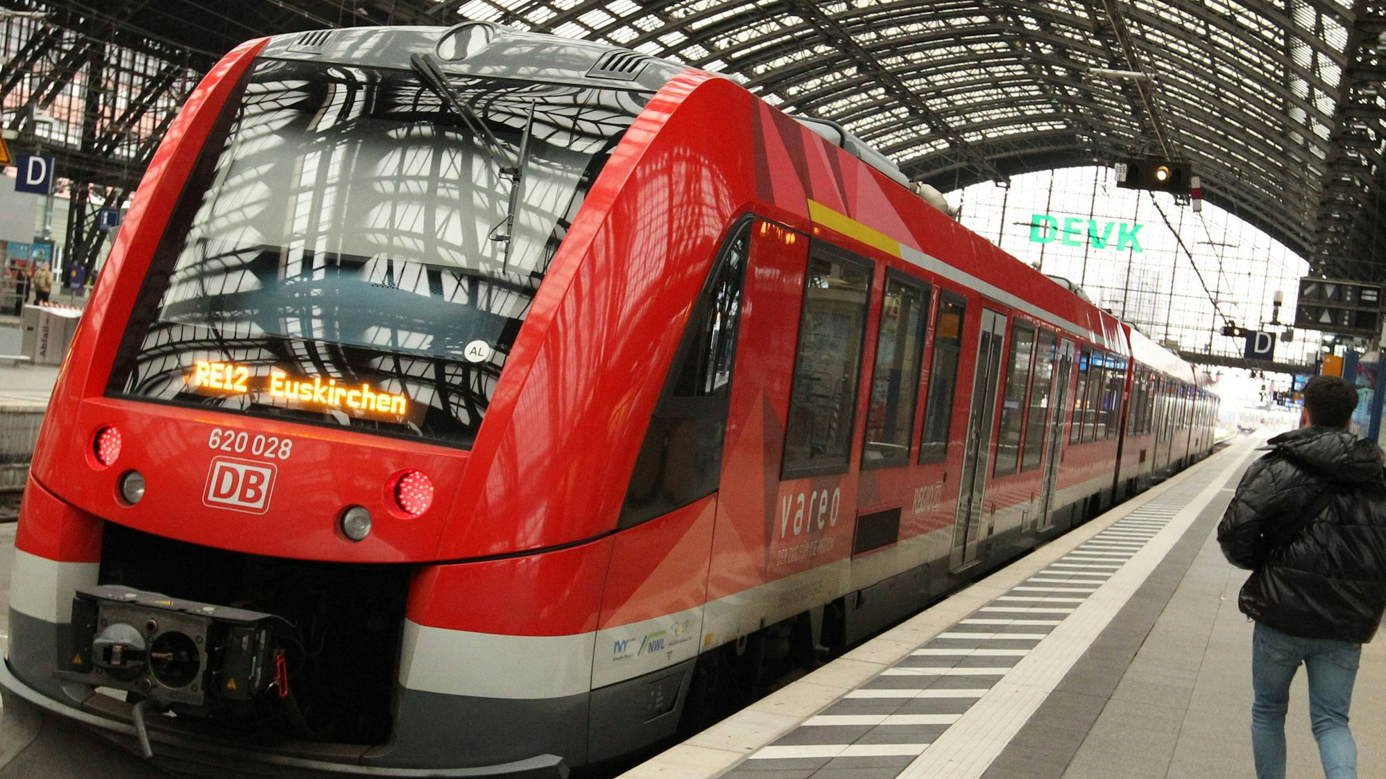 Die Linie RE 12 in Richtung Euskirchen steht auf einem Gleis im Kölner Hauptbahnhof.