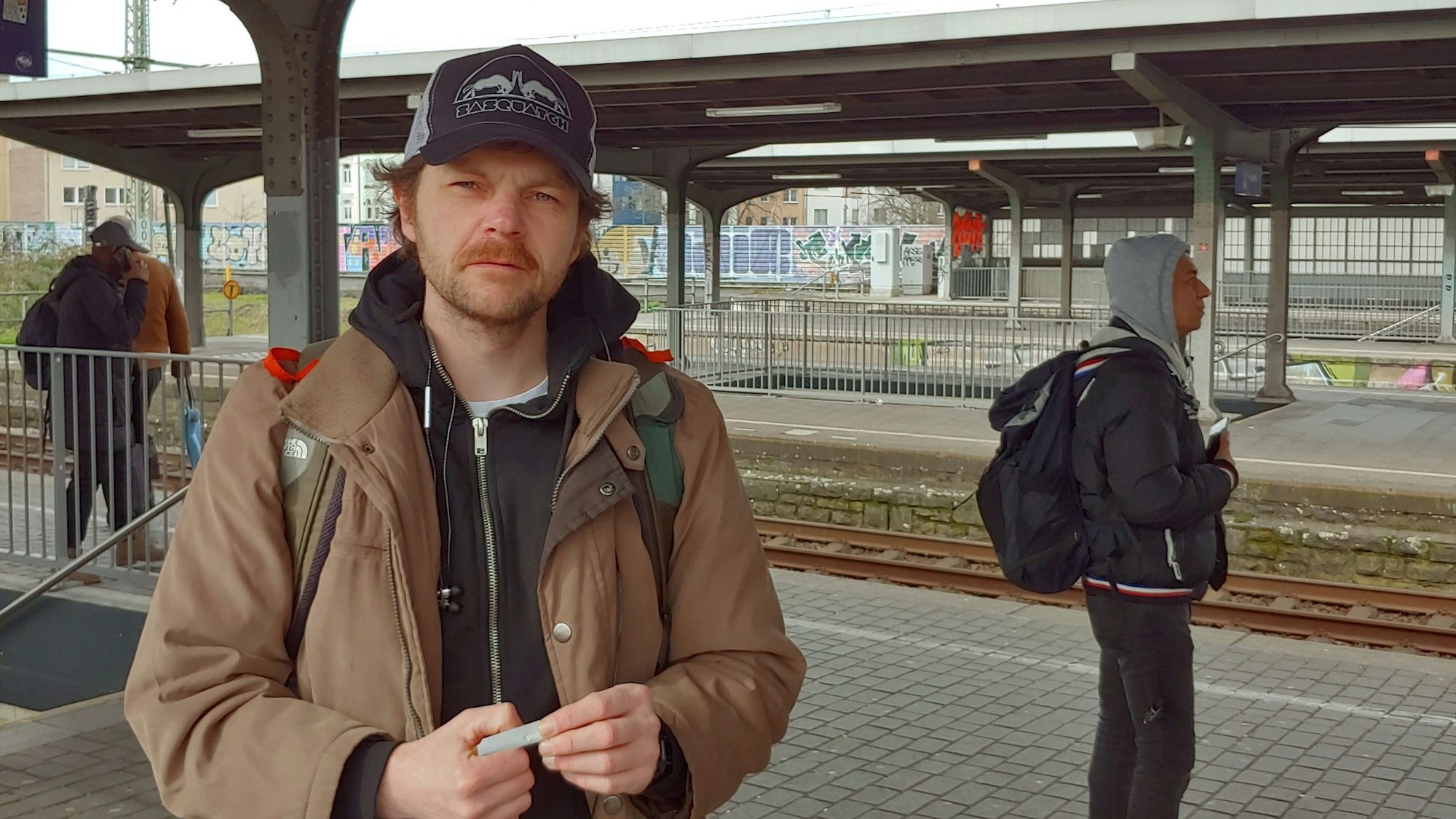 Pendler am Bahnhof Köln-Mülheim