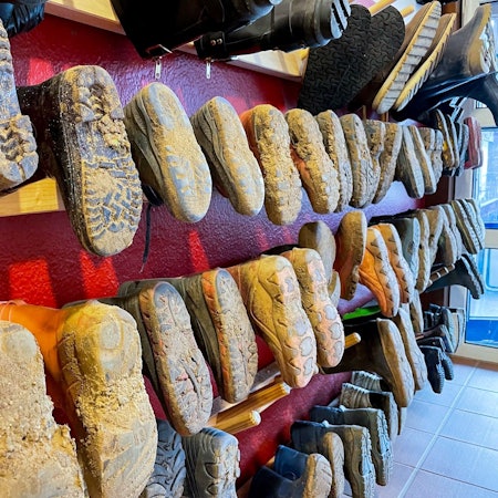 Gummistiefel in einem Kindergarten.