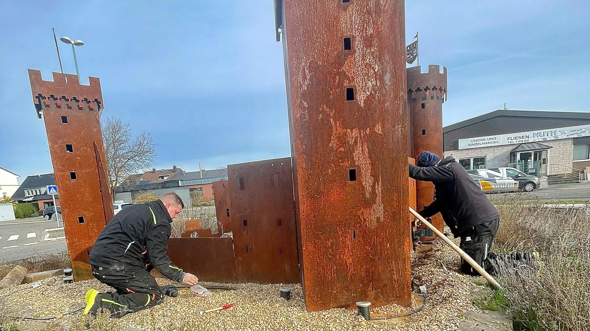 Zwei Mitarbeiter arbeiten an der Nachbildung der Lechenicher Landesburg.