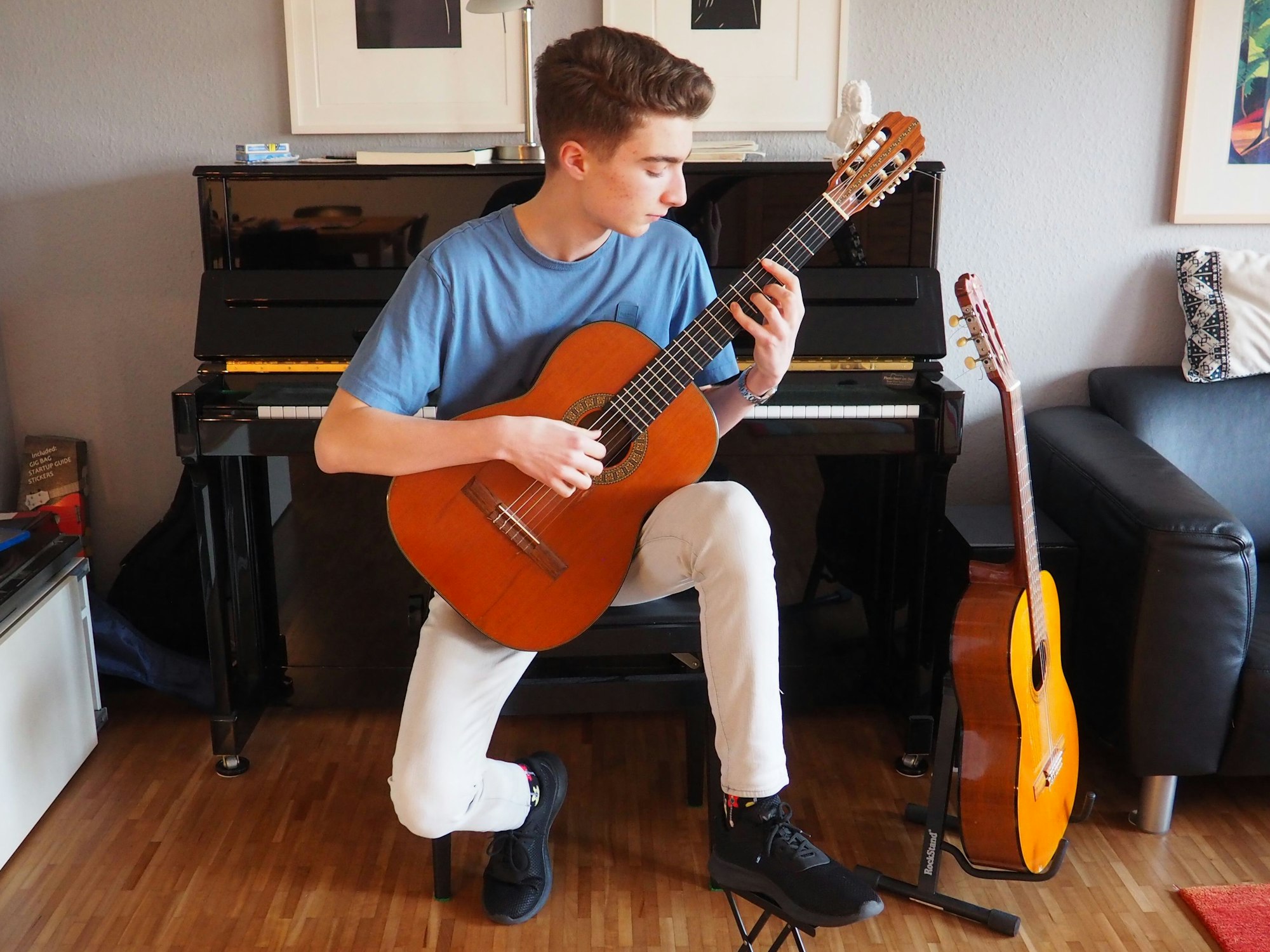 Alexander Steinmetz findet neben dem Dartspielen noch Zeit für ein weiteres Hobby, seine Gitarre.