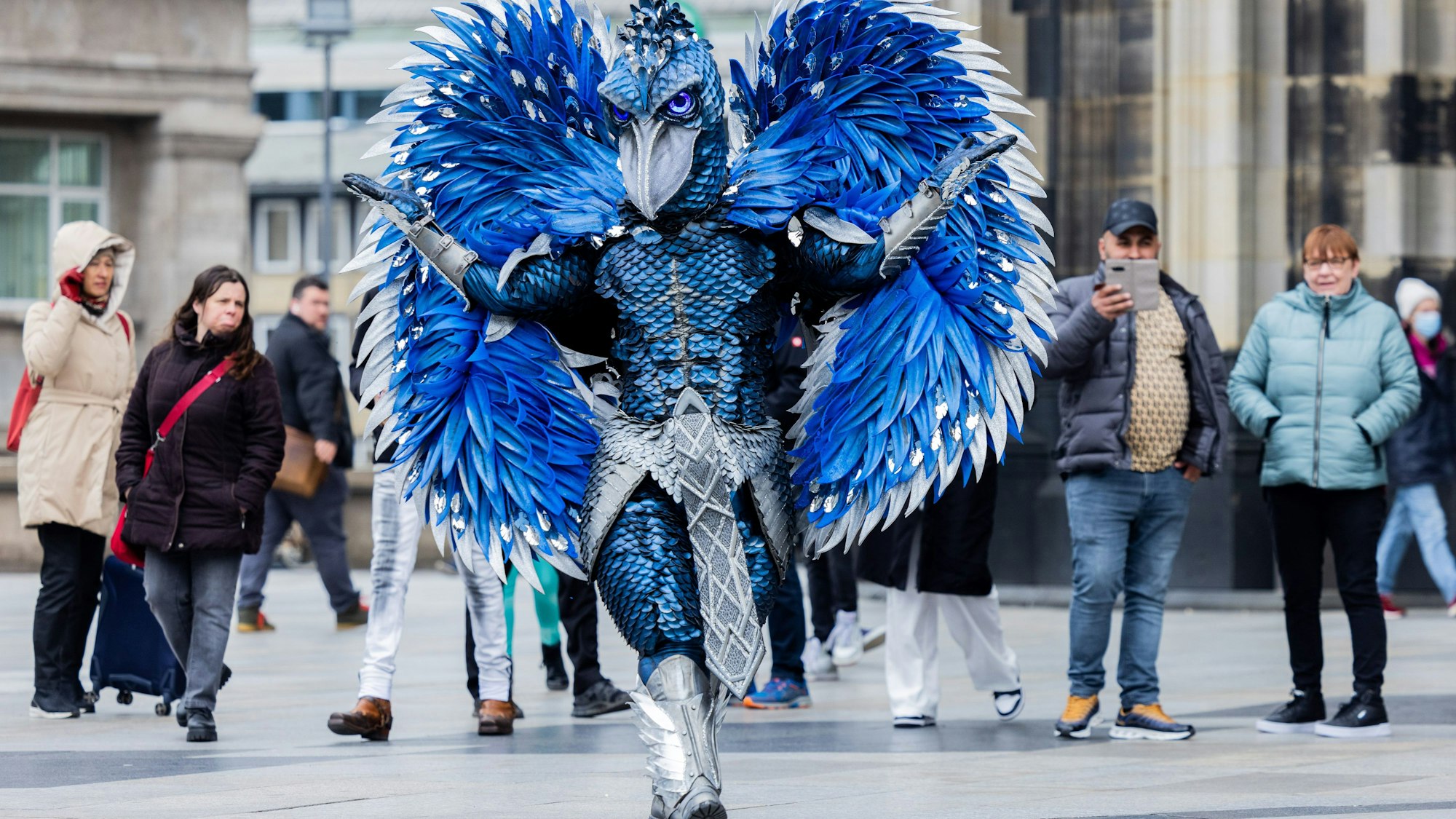 Die Figur "Der Schuhschnabel" läuft bei einem exklusiven Fototermin mit der dpa vor dem Kölner Dom.