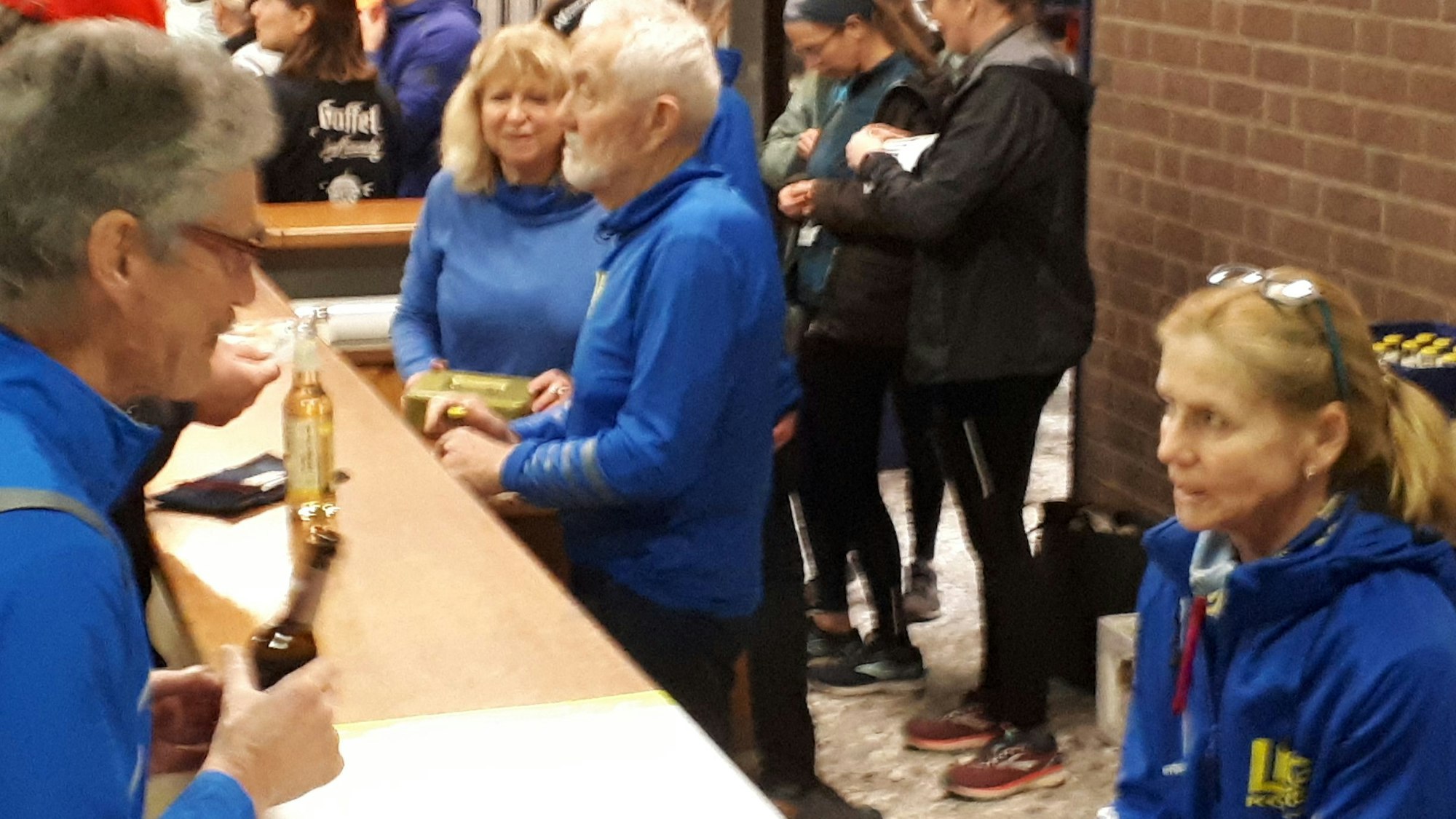 Mitglieder an der Getränkeausgabe