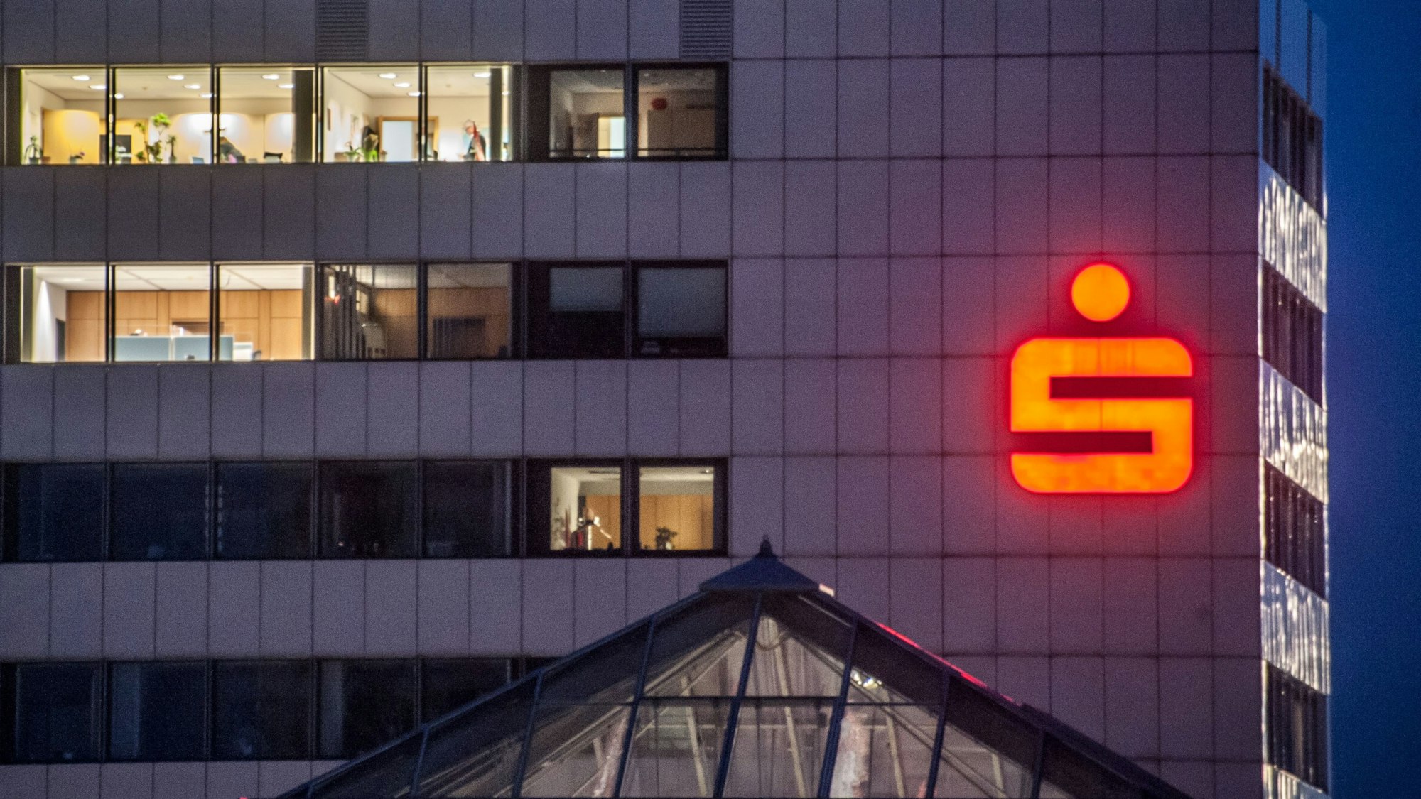 Gebäude und Logo der Sparkasse. Foto: Ralf Krieger