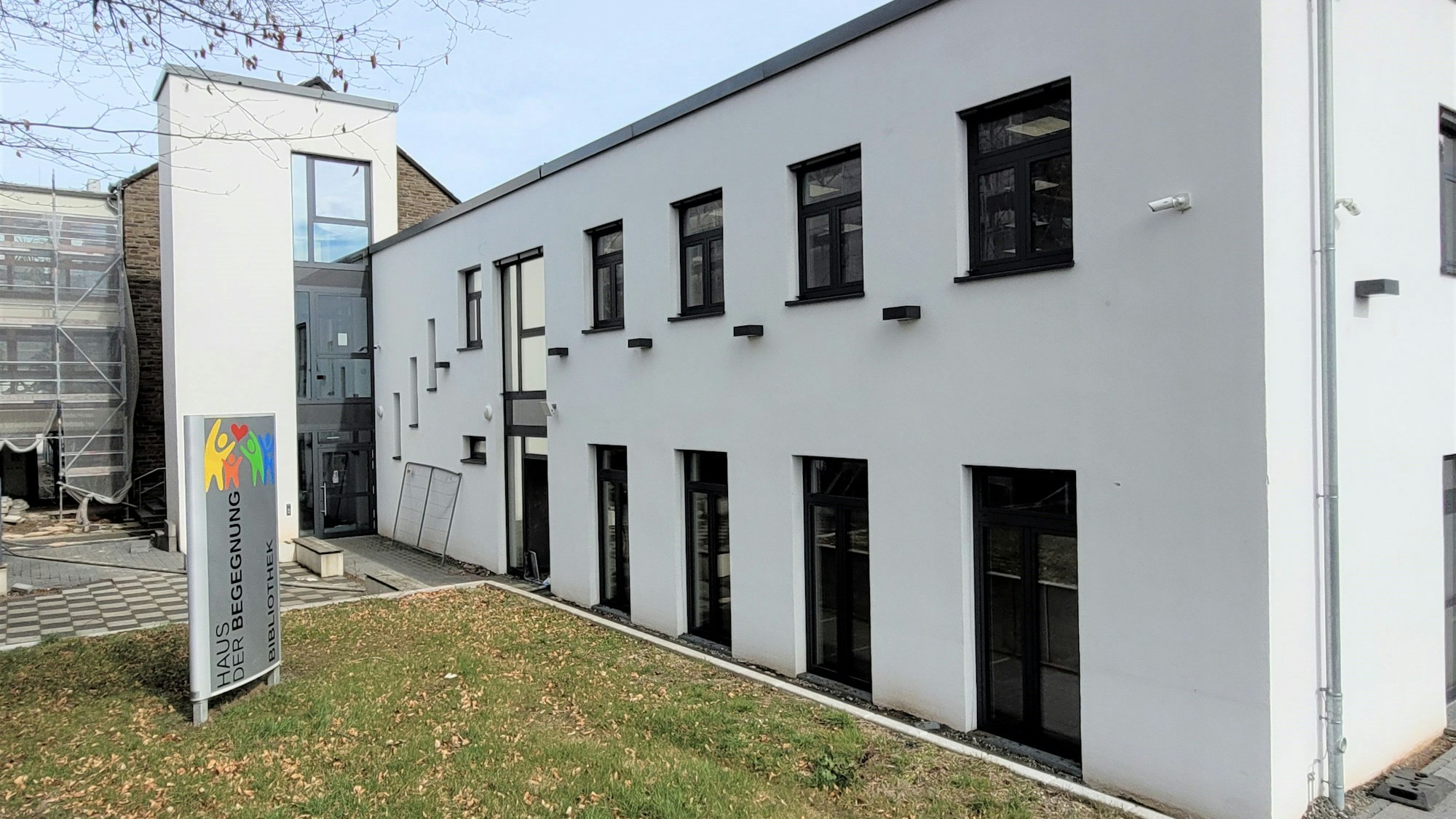 Blick auf die Fensterfront des Haus der Begegnung.