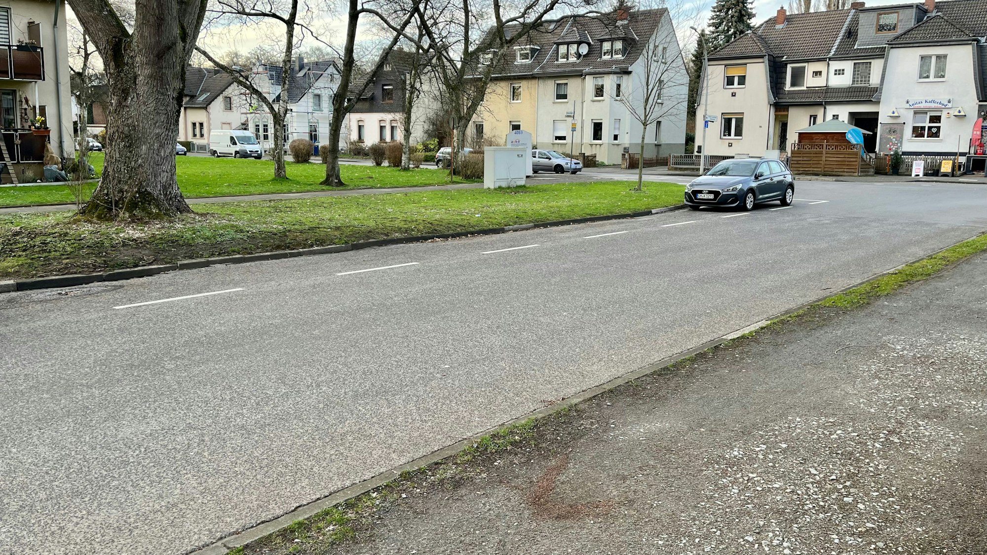 Blick auf einen Gehweg mit Schotter