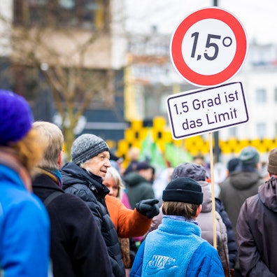 Der Schriftzug „1,5 Grad ist das Limit“ ist auf einem Protestplakat in der Optik eines Verkehrsschildes bei einer Kundgebung von Fridays for Future zu lesen.