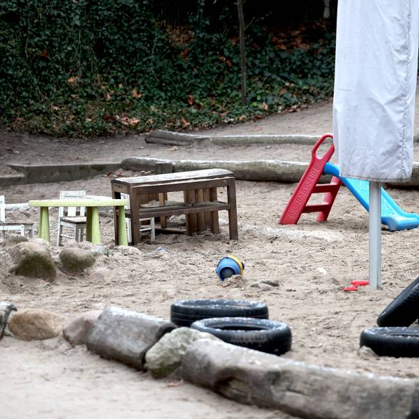 Leerer Kinderspielplatz einer Kita.