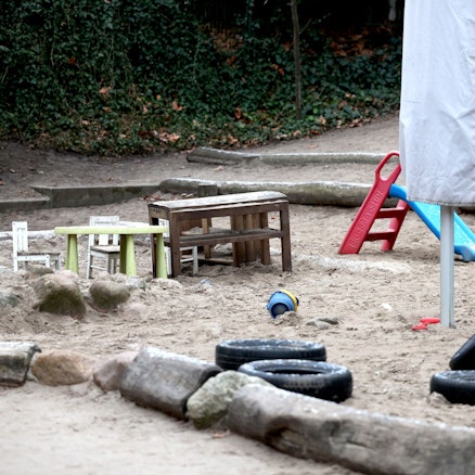 Leerer Kinderspielplatz einer Kita.