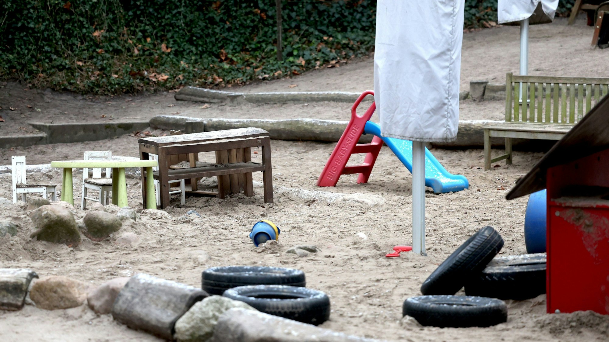 Leerer Kinderspielplatz einer Kita.
