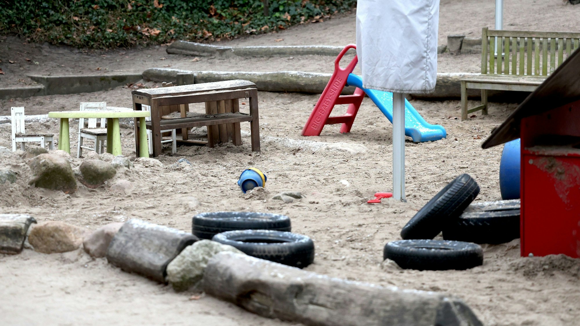 Blick auf einen verwaisten Spielplatz einer Kita, die wegen eines Warnstreiks geschlossen ist.