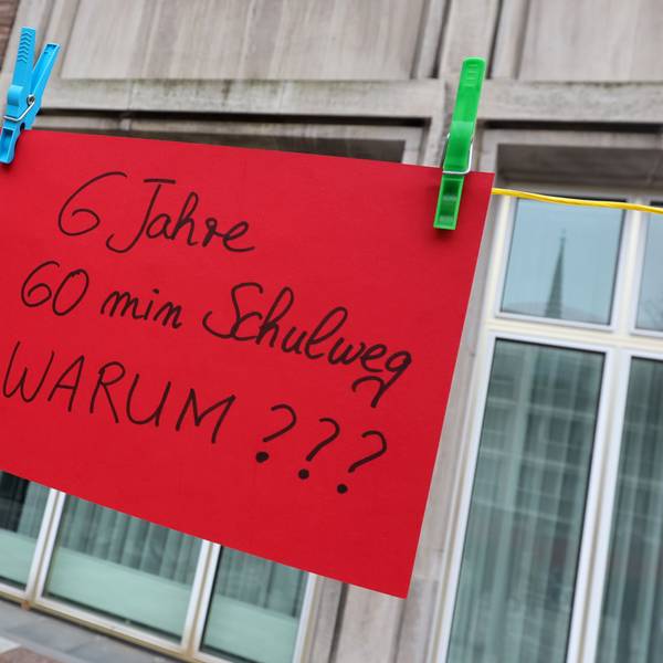 Ein rotes Schild hängt an einer Wäscheleine
