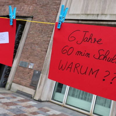 Ein rotes Schild hängt an einer Wäscheleine
