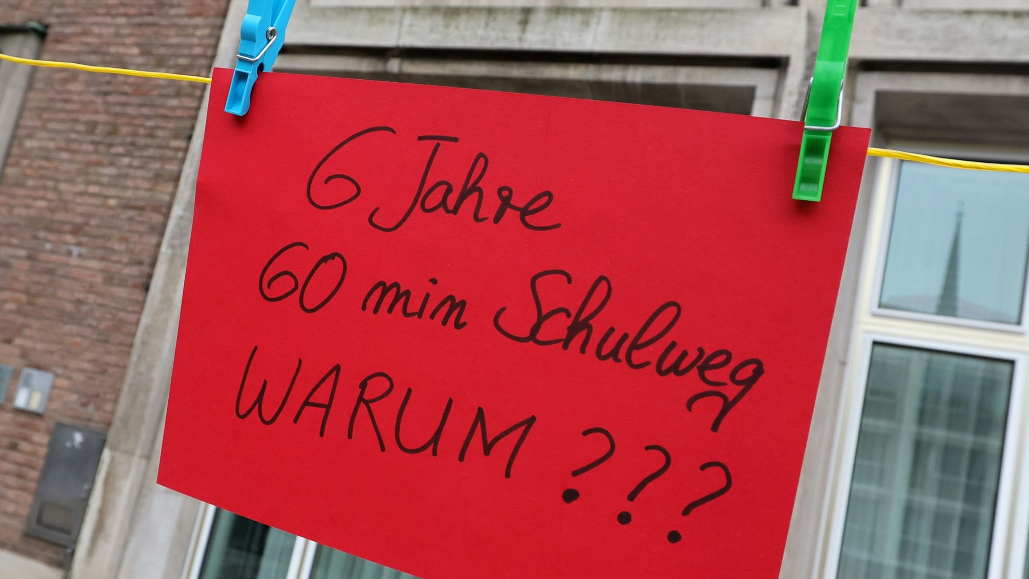Ein rotes Schild hängt an einer Wäscheleine