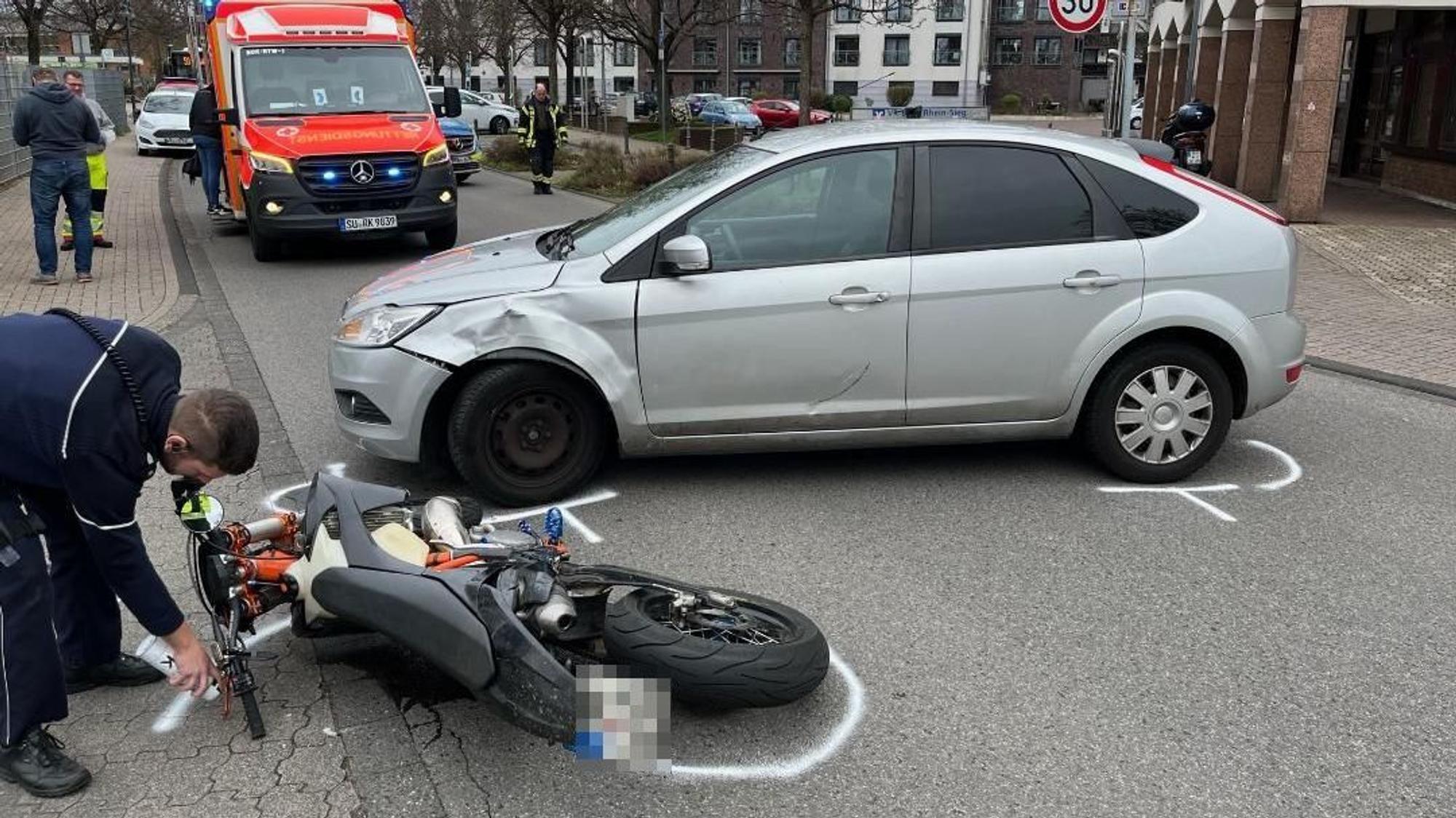 Ein Polizist markiert nach einem Unfall die Stelle.