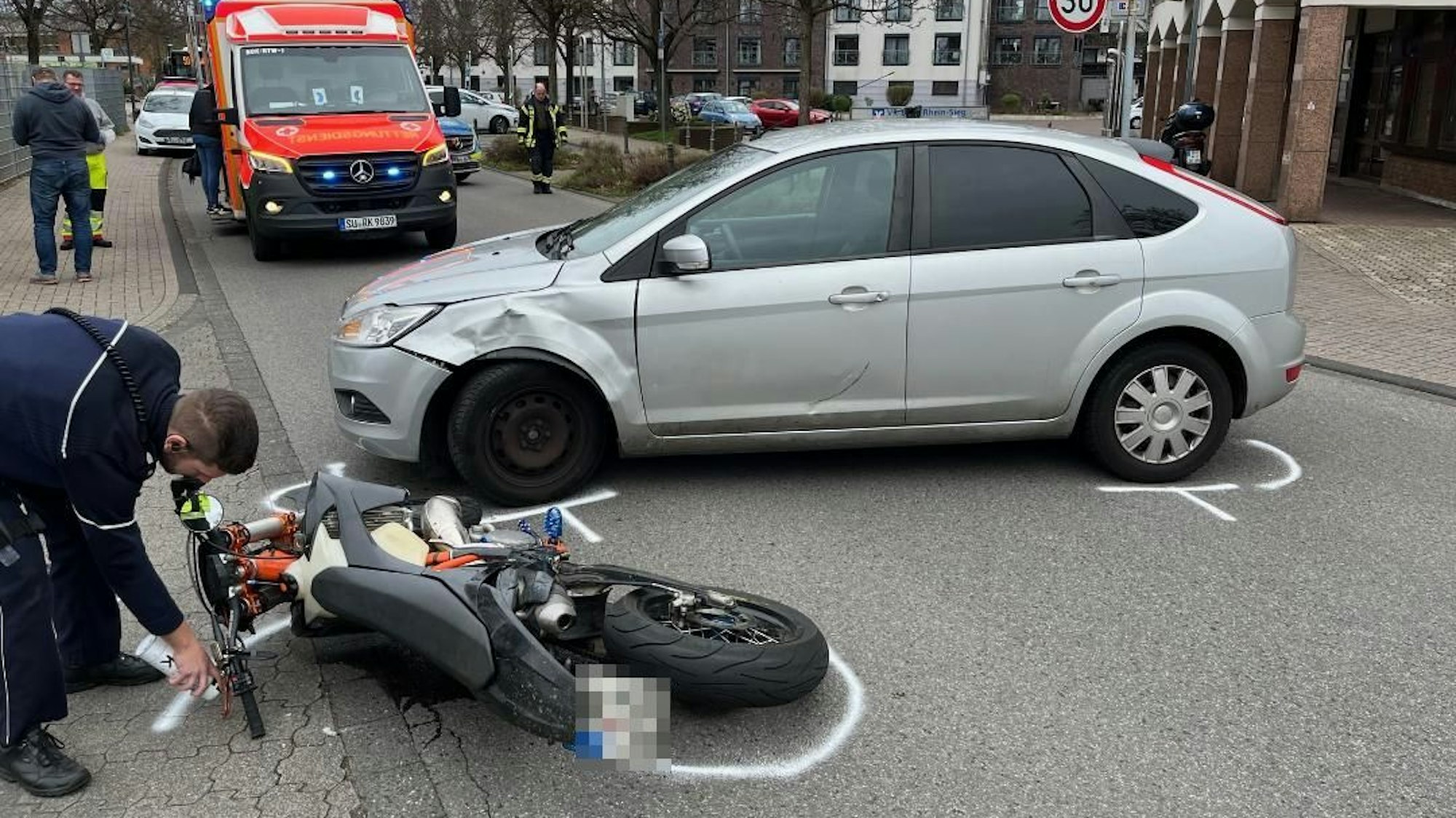 Ein Polizist markiert nach einem Unfall die Stelle.