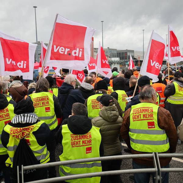Mitarbeiterinnen und Mitarbeiter verschiedener Firmen am Airport Hamburg kommen auf einem Parkdeck am Flughafen zu einer Verdi-Kundgebung während ihres Warnstreiks zusammen.
