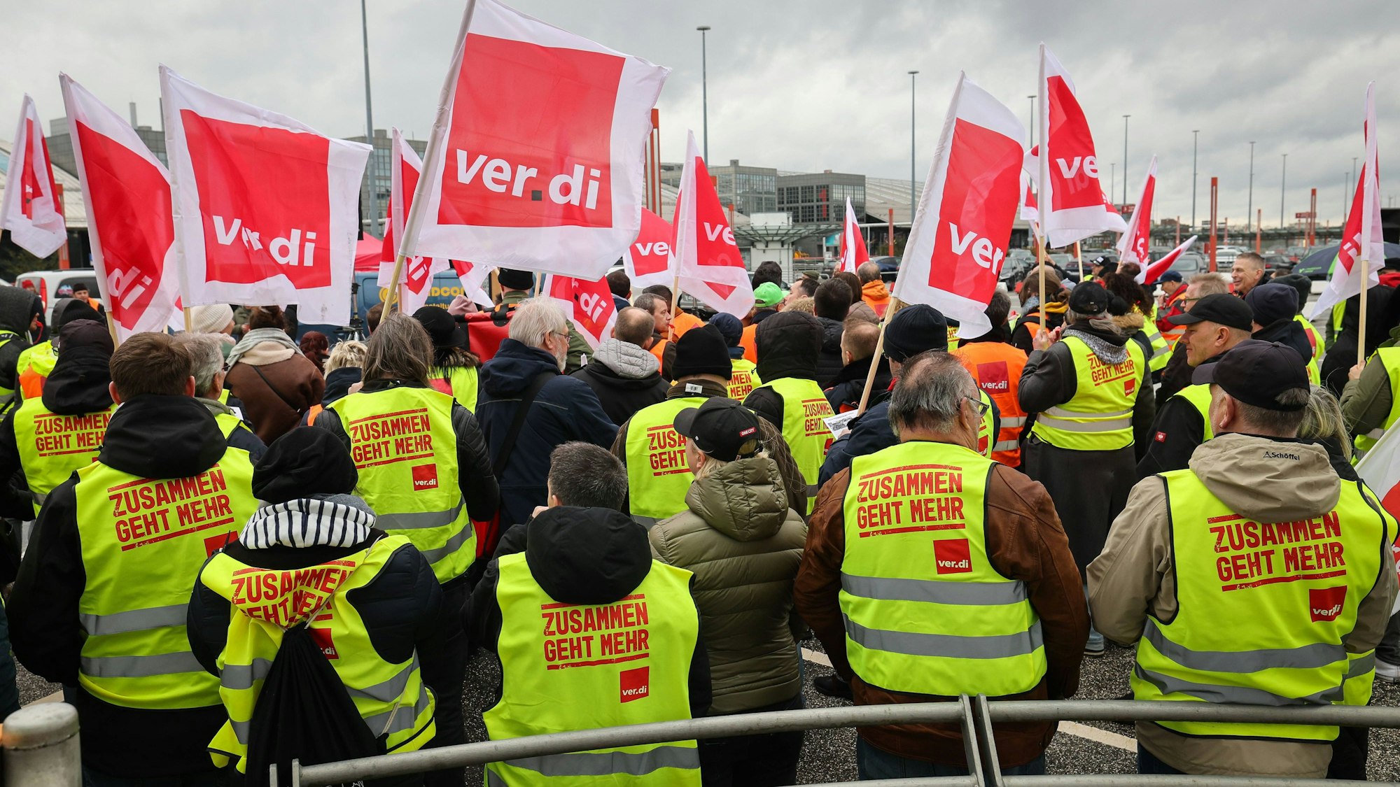 Mitarbeiterinnen und Mitarbeiter verschiedener Firmen am Airport Hamburg kommen auf einem Parkdeck am Flughafen zu einer Verdi-Kundgebung während ihres Warnstreiks zusammen.