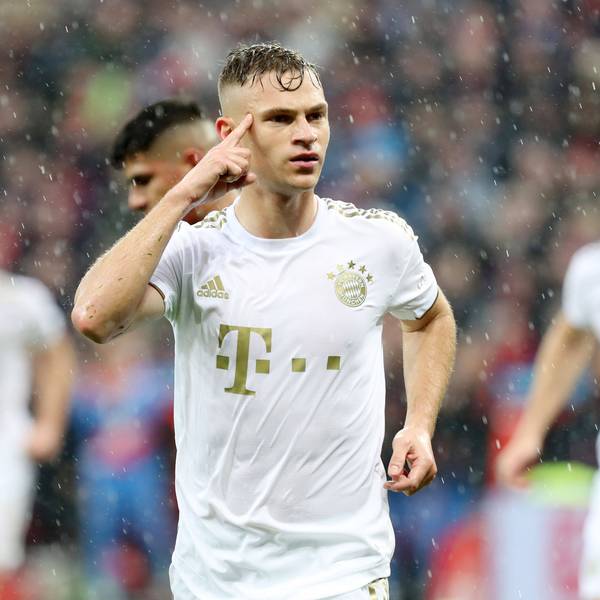 Joshua Kimmich, Mittelfeldspieler des FC Bayern, fasst sich am Sonntagabend in Leverkusen an die Stirn. Der FC Bayer unterlag mit 1:2.