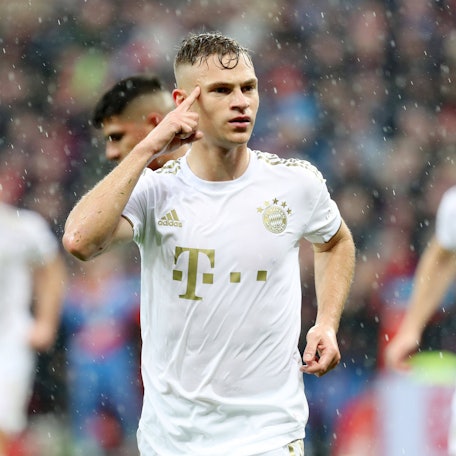 Joshua Kimmich, Mittelfeldspieler des FC Bayern, fasst sich am Sonntagabend in Leverkusen an die Stirn. Der FC Bayer unterlag mit 1:2.