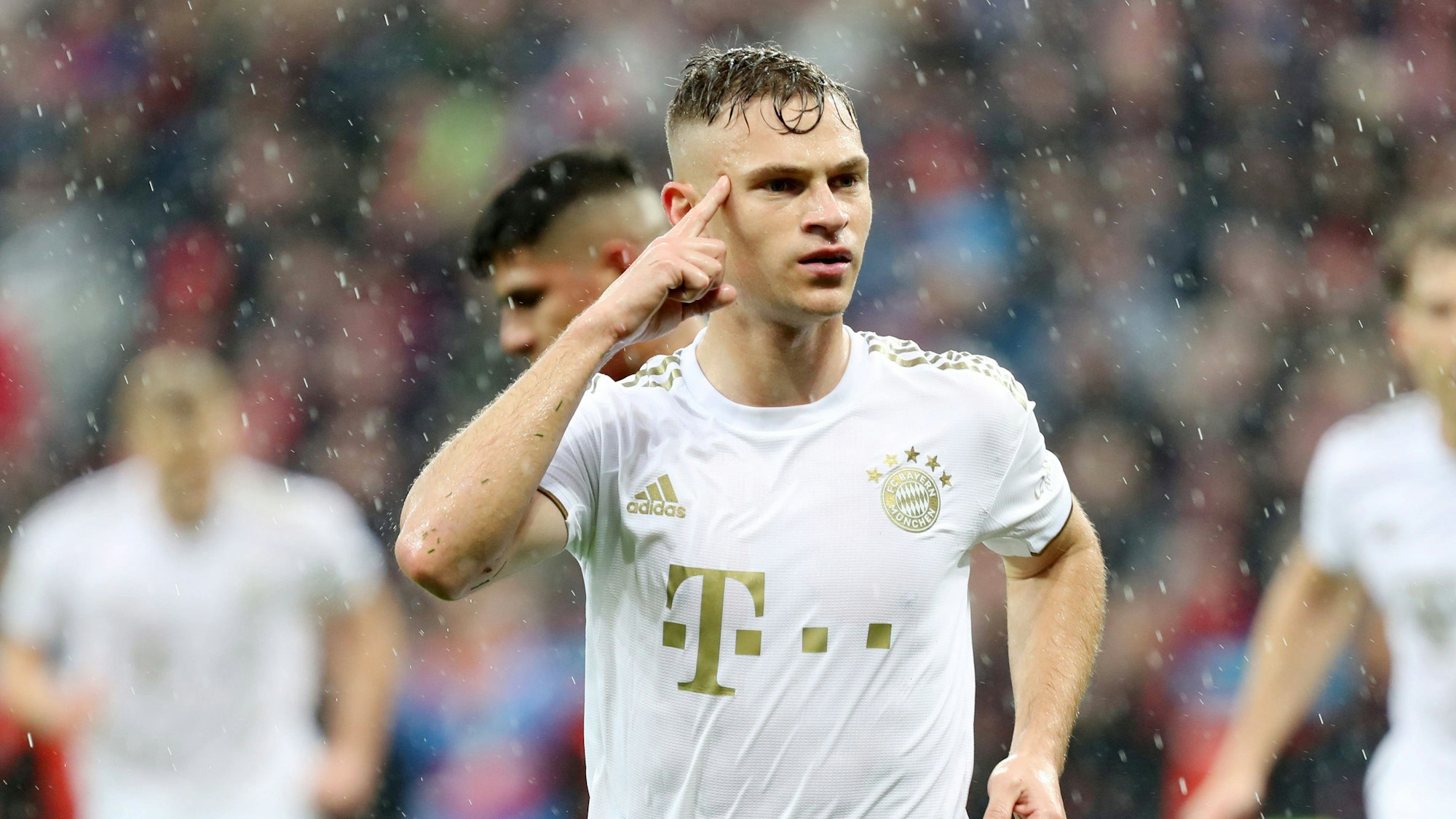 Joshua Kimmich, Mittelfeldspieler des FC Bayern, fasst sich am Sonntagabend in Leverkusen an die Stirn. Der FC Bayer unterlag mit 1:2.