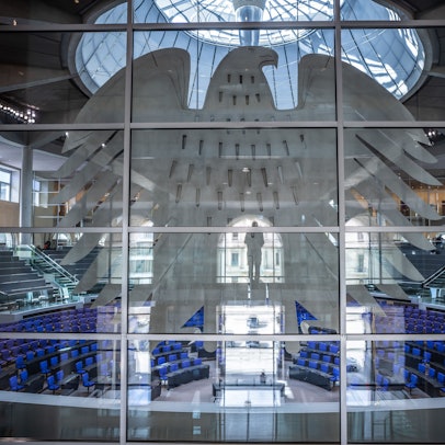 Blick durch Glasscheiben in den leeren Plenarsaal im Bundestag.