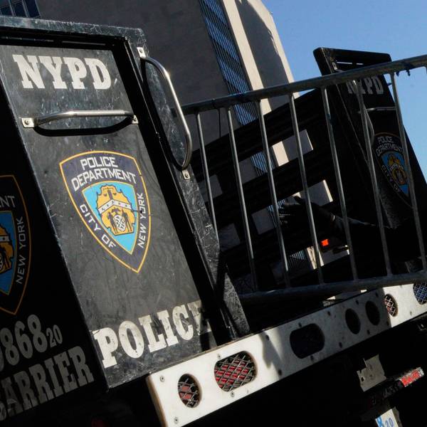 Ein New Yorker Polizeibeamter (NYPD) lädt Stahlgitter ab in der Nähe eines Gerichtsgebäudes in Manhattan ab.