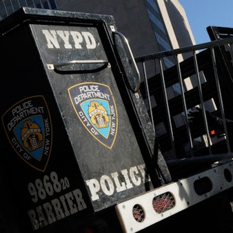 Ein New Yorker Polizeibeamter (NYPD) lädt Stahlgitter ab in der Nähe eines Gerichtsgebäudes in Manhattan ab.