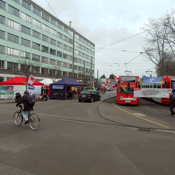 Der Streikposten bei der KVB-Zentrale am Betriebswerk Köln-West an der Scheidtweilerstraße am Montagmorgen.