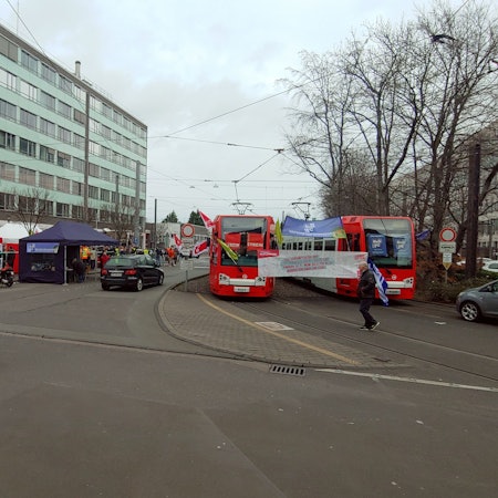 Der Streikposten bei der KVB-Zentrale am Betriebswerk Köln-West an der Scheidtweilerstraße am Montagmorgen.