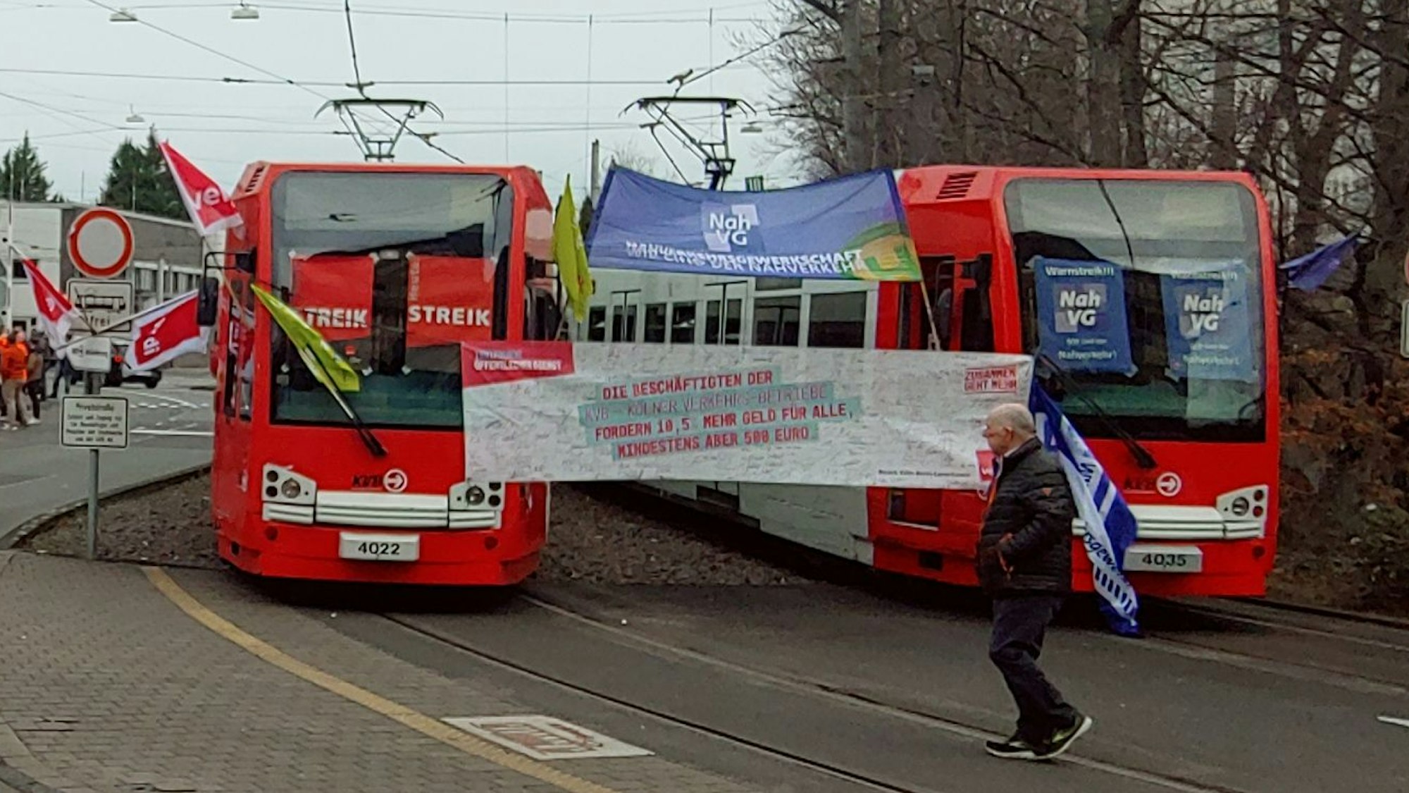 Der Streikposten bei der KVB-Zentrale am Betriebswerk Köln-West an der Scheidtweilerstraße am Montagmorgen.