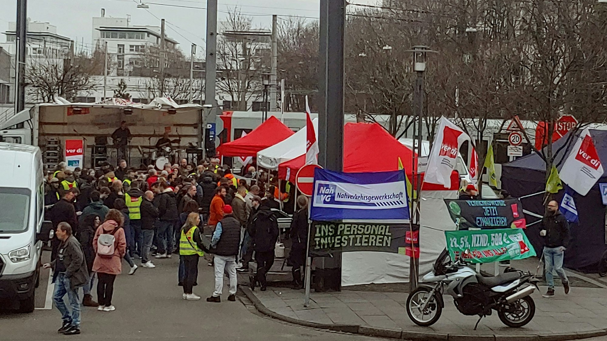 Streikposten bei der KVB-Zentrale am Betriebswerk Köln-West an der Scheidtweilerstraße am Montagmorgen.
