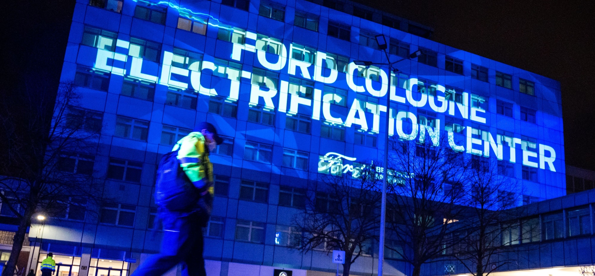 17.02.2021, Köln: Lichtinstallation am "Ford Cologne Electrification Center" bei den FORD-Werken in Niehl. FORD kündigt mit dieser Lichinstallation die E-Auto-Produktion in Köln an. Foto: Uwe Weiser