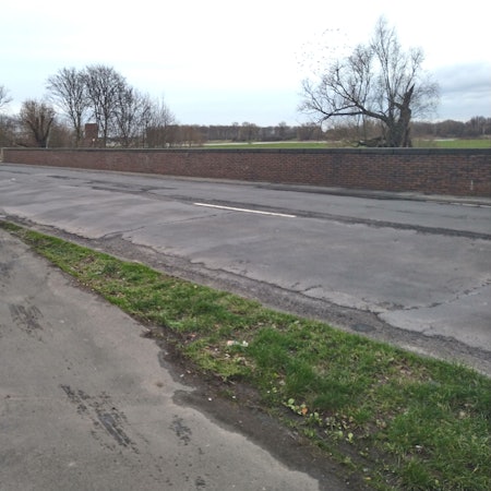 Die Schäden an der Fahrbahn der Neusser Landstraße sind nicht zu übersehen.