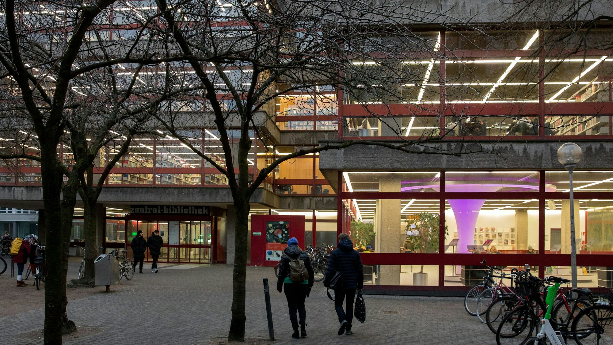 Außenansichten der Zentralbibliothek am Neumarkt.