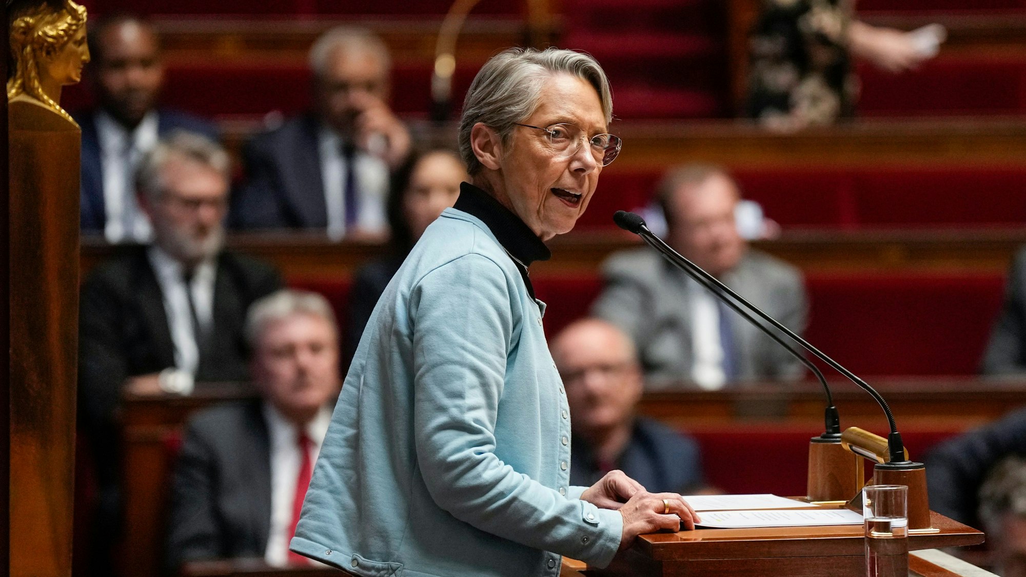 Elisabeth Borne spricht zu den Gesetzgebern in der Nationalversammlung.