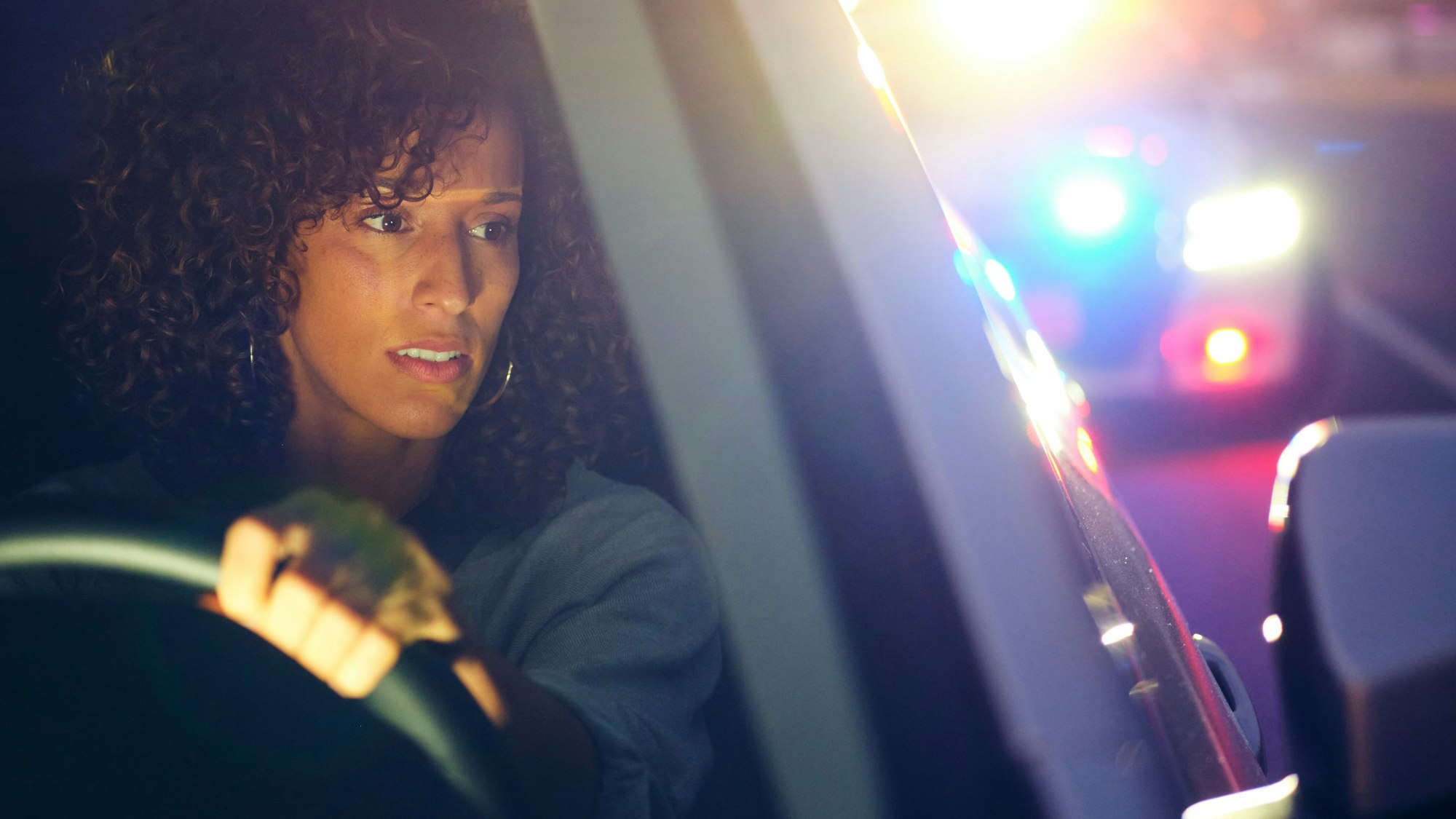 Frau im Auto wird bei einer Verkehrskontrolle gestoppt.