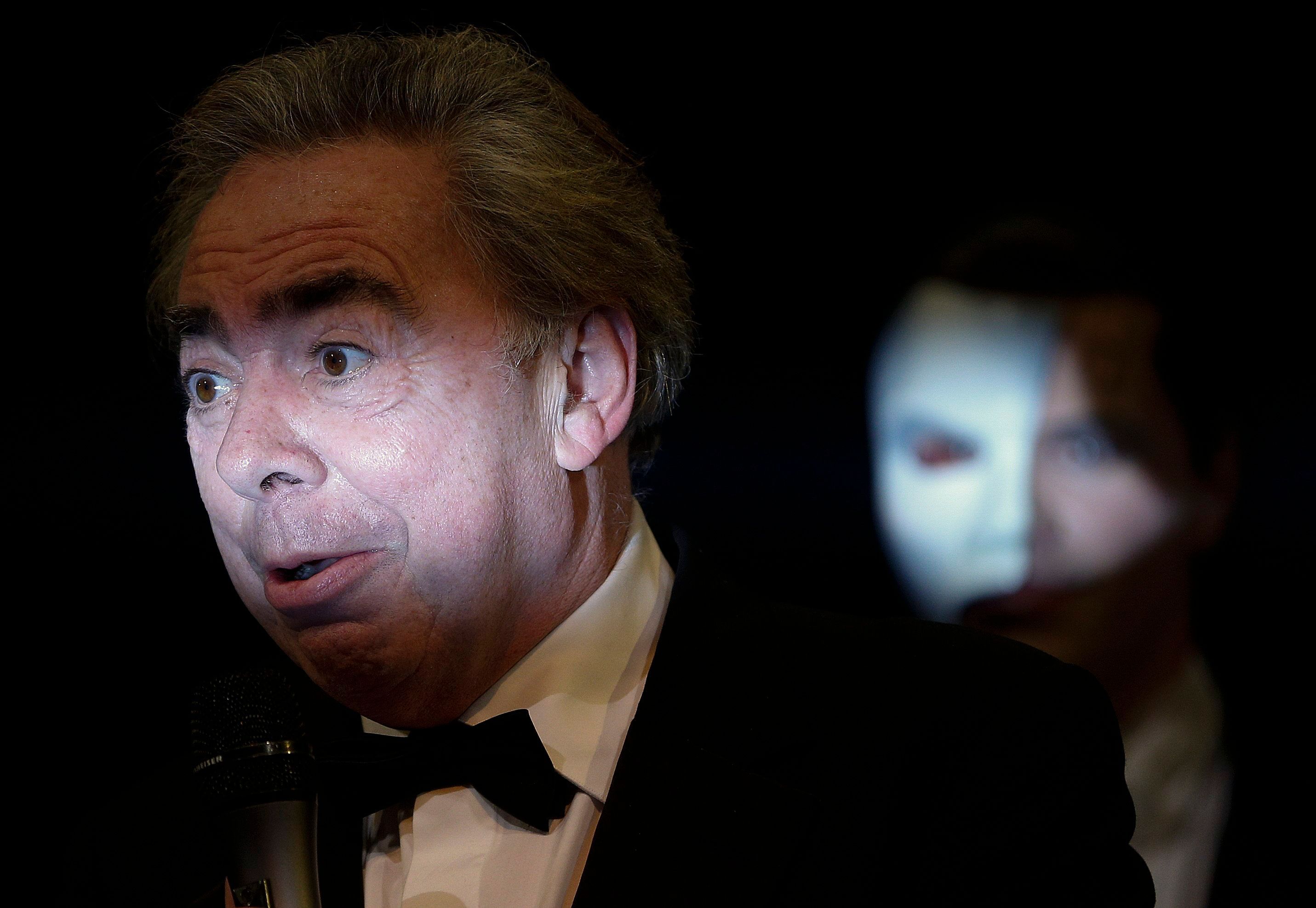 Der Komponist Andrew Lloyd Webber bedankt sich vor dem Hauptdarsteller bei der Premiere des Musicals „Das Phantom der Oper“ beim Publikum.