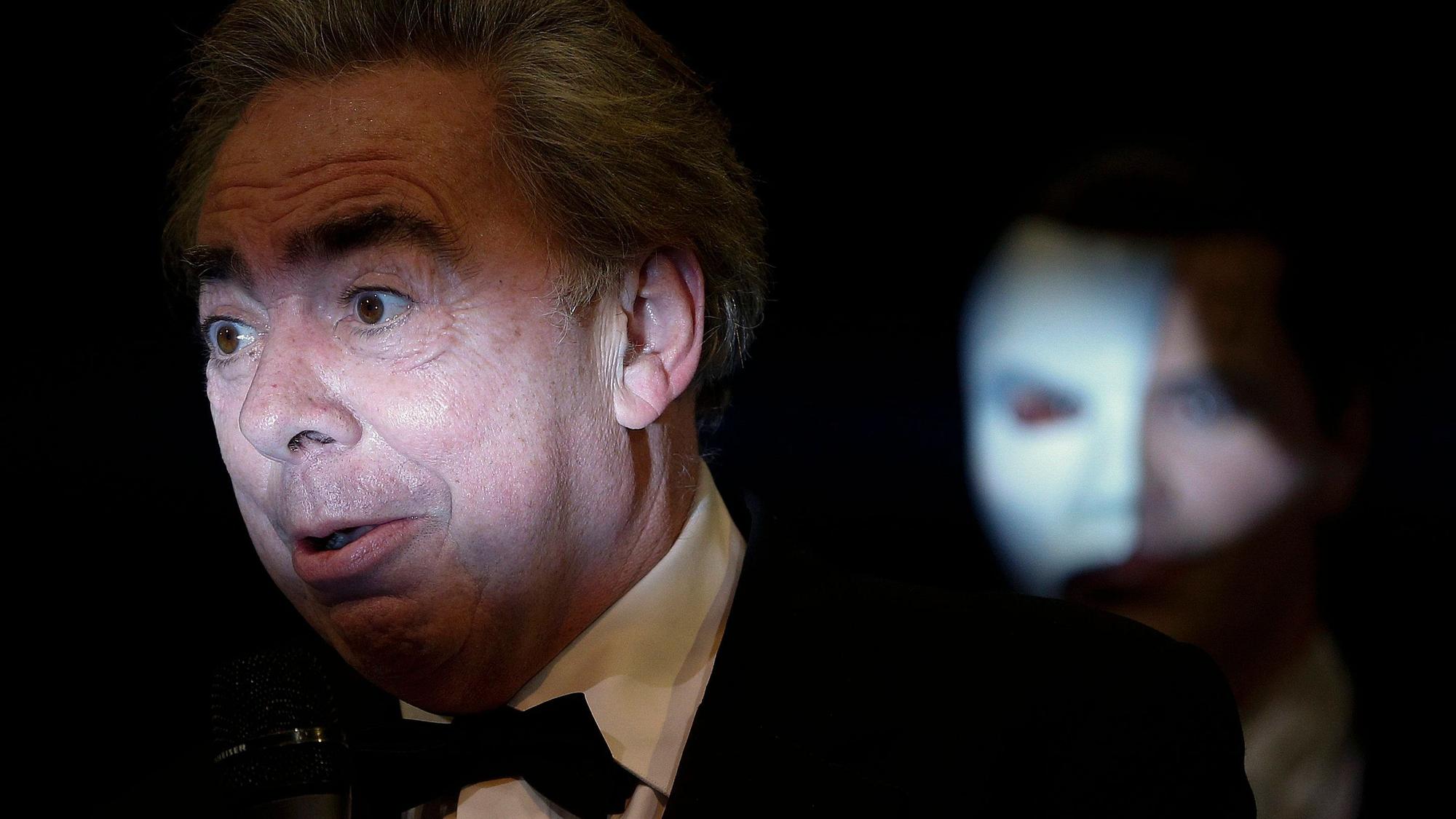 Der Komponist Andrew Lloyd Webber bedankt sich vor dem Hauptdarsteller bei der Premiere des Musicals „Das Phantom der Oper“ beim Publikum.